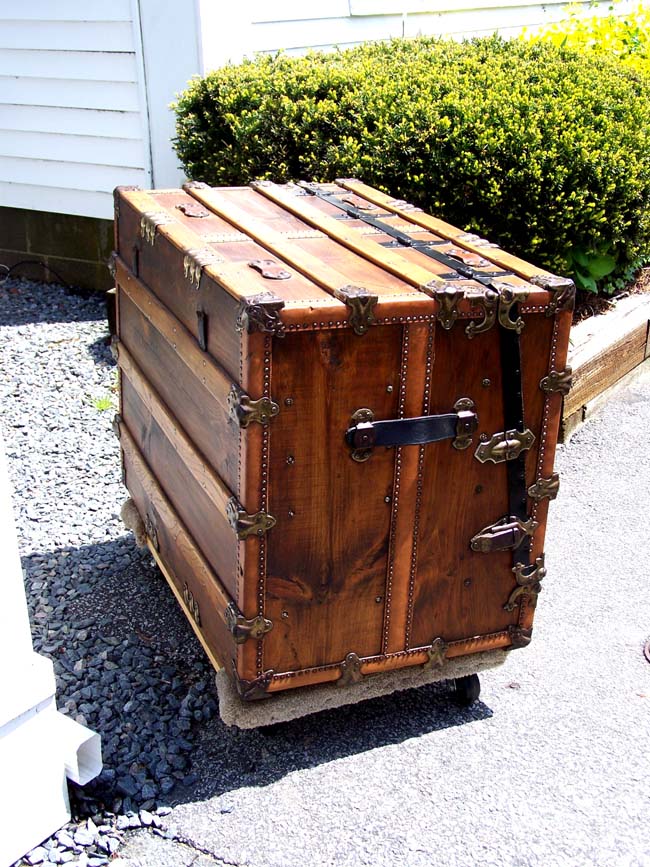 A beautifully restored "VAUDEVILLE" Trunk circa 1910-1920. — image 4